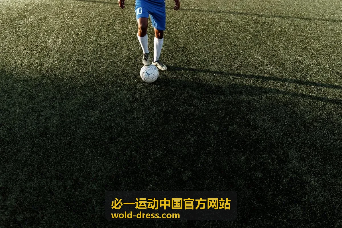 必一运动中国官方网站场景搭配方案：下班后健身房力量训练穿着
